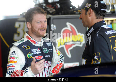 Agosto 06, 2010 - Watkins Glen, New York, Stati Uniti d'America - 6 Agosto 2010: Dale Earnhardt Jr. (Sinistra) parla con un membro della #39 Esercito Chevrolet prima di venerdì la finale di Coppa Sprint pratica per la Heluva buono! Panna acida salse al Glen a Watkins Glen, New York..Mandatory Credit: Michael Johnson / Southcreek globale di credito (Immagine: Â© Southcreek globale/ZUMApress.com) Foto Stock