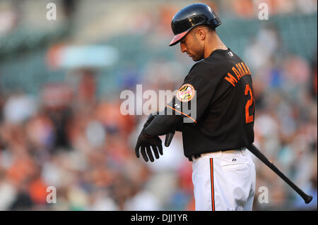 Agosto 06, 2010 - Baltimore, Maryland, Stati Uniti d'America - Agosto 06, 2010: Baltimore Orioles diritto fielder Nick Markakis (21) prima di battere nel primo inning di Venerdì notte di gioco contro il Chicago White Sox a Camden Yards a Baltimora, MD...Russell Tracy / Southcreek globale di credito (Immagine: Â© Southcreek globale/ZUMApress.com) Foto Stock