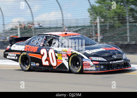 Agosto 06, 2010 - Watkins Glen, New York, Stati Uniti d'America - 6 Agosto 2010: Joe Gibbs Racing Joey Logano piloti della Toyota GameStop attraverso una svolta durante la pratica finale per la mostra Zippo 200 a Watkins Glen, New York..Mandatory Credit: Michael Johnson / Southcreek globale di credito (Immagine: © Southcreek globale/ZUMApress.com) Foto Stock