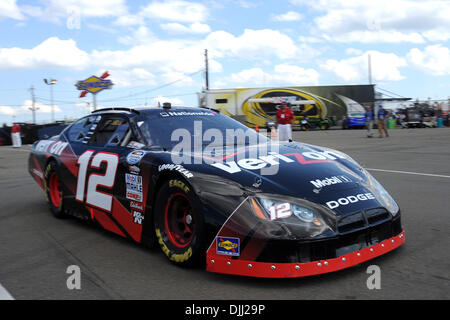 Agosto 06, 2010 - Watkins Glen, New York, Stati Uniti d'America - 6 Agosto 2010: JUSTIN ALLGAIER aziona il Verizon Wireless Dodge fuori del garage e sulla via per il finale di pratica per la mostra Zippo 200 a Watkins Glen, New York..Mandatory Credit: Michael Johnson / Southcreek globale di credito (Immagine: © Southcreek globale/ZUMApress.com) Foto Stock