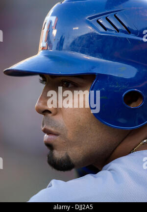 Agosto 06, 2010 - Oakland, la California, Stati Uniti - Texas Rangers diritto fielder NELSON CRUZ #17 attende a bat contro Oakland atletica. (Credito Immagine: © William Mancebo/ZUMApress.com) Foto Stock