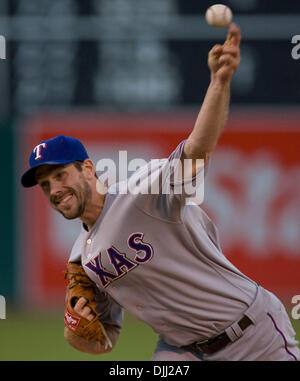 Agosto 06, 2010 - Oakland, la California, Stati Uniti - Texas Rangers a partire lanciatore CLIFF LEE #33 in azione contro la Oakland atletica. (Credito Immagine: © William Mancebo/ZUMApress.com) Foto Stock