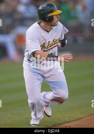 Agosto 06, 2010 - Oakland, la California, Stati Uniti - Oakland Athletics primo baseman DARIC BARTON #10 punteggi prima di eseguire il gioco di Oakland su un doppio da Kurt Suzuki nel primo inning. (Credito Immagine: © William Mancebo/ZUMApress.com) Foto Stock