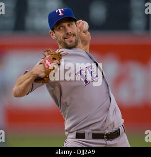 Agosto 06, 2010 - Oakland, la California, Stati Uniti - Texas Rangers a partire lanciatore CLIFF LEE #33 in azione contro la Oakland atletica. (Credito Immagine: © William Mancebo/ZUMApress.com) Foto Stock