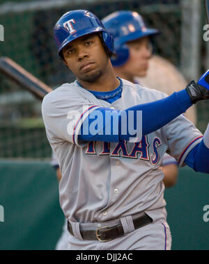 Agosto 06, 2010 - Oakland, la California, Stati Uniti - Texas Rangers interbase ELVIS ANDRUS #1 sul ponte e in attesa di bat contro Oakland atletica. (Credito Immagine: © William Mancebo/ZUMApress.com) Foto Stock