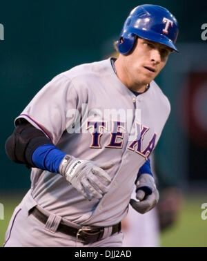 Agosto 06, 2010 - Oakland, la California, Stati Uniti - Texas Rangers center fielder JOSH HAMILTON #32 colpisce un homerun contro Oakland Athletics nel quarto inning mettendo i Rangers avanti 2-1. (Credito Immagine: © William Mancebo/ZUMApress.com) Foto Stock