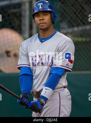 Agosto 06, 2010 - Oakland, la California, Stati Uniti - Texas Rangers interbase ELVIS ANDRUS #1 sul ponte e in attesa di bat contro Oakland atletica. (Credito Immagine: © William Mancebo/ZUMApress.com) Foto Stock