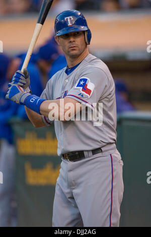 Agosto 06, 2010 - Oakland, la California, Stati Uniti - Texas Rangers terzo baseman MICHAEL YOUNG #10 in attesa di bat contro Oakland atletica. (Credito Immagine: © William Mancebo/ZUMApress.com) Foto Stock