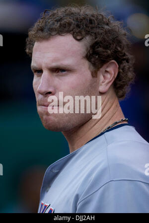 Agosto 06, 2010 - Oakland, la California, Stati Uniti - Centro fielder JOSH HAMILTON #32 del Texas Rangers orologi gioco d'azione da la piroga contro Oakland atletica. (Credito Immagine: © William Mancebo/ZUMApress.com) Foto Stock