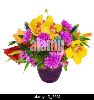 Bouquet floreale di orchidee, gladioluses e garofani disposizione centrotavola in vaso di vetro isolato su sfondo bianco. Foto Stock