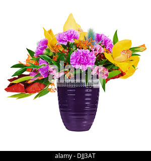 Bouquet floreale di orchidee, gladioluses e garofani disposizione centrotavola in vaso di vetro isolato su sfondo bianco. Foto Stock