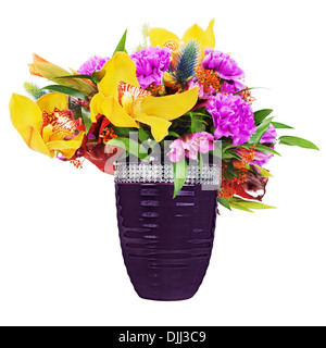 Bouquet floreale di orchidee, gladioluses e garofani disposizione centrotavola in vaso di vetro isolato su sfondo bianco. Foto Stock