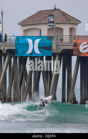 Agosto 06, 2010 - Huntington Beach, California, Stati Uniti d'America - 6 Agosto 2010: il due volte campione del mondo Mick Fanning fa un scritto slash nel round 4 del Mens competetion surf a US Open di surf in Huntington Beach, California. Credito: Josh Cappella / Southcreek globale di credito (Immagine: © Southcreek globale/ZUMApress.com) Foto Stock