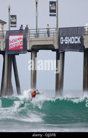 Agosto 06, 2010 - Huntington Beach, California, Stati Uniti d'America - 6 Agosto 2010: Jadson Andre dal Brasile sul suo modo al punteggio più alto della mattina nel round 4 del Mens competetion surf a US Open di surf in Huntington Beach, California. Credito: Josh Cappella / Southcreek globale di credito (Immagine: © Southcreek globale/ZUMApress.com) Foto Stock