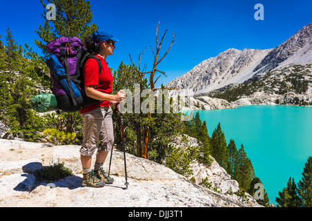 Saccopelisti al primo lago, Big Pine laghi, John Muir Wilderness, California USA Foto Stock