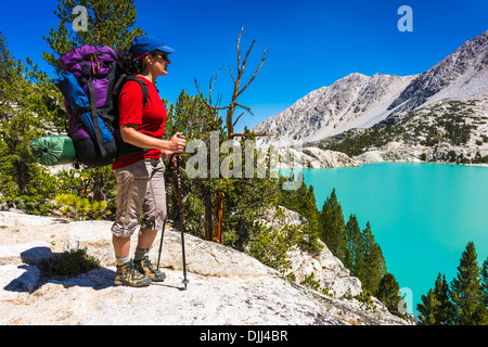 Saccopelisti al primo lago, Big Pine laghi, John Muir Wilderness, California USA Foto Stock