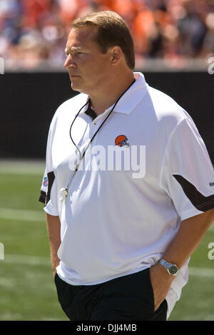 Agosto 07, 2010 - Cleveland, Ohio, Stati Uniti d'America - 07 August 2010: Cleveland Browns head coach ERIC MANGINI prima al Cleveland Browns bianco marrone gioco al Cleveland Browns Stadium in Cleveland Ohio. Credito: Frank Jansky / Southcreek globale di credito (Immagine: © Southcreek globale/ZUMApress.com) Foto Stock