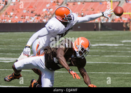 Agosto 07, 2010 - Cleveland, Ohio, Stati Uniti d'America - 07 August 2010: Cleveland Browns sicurezza ABRAM ELAM (26) difende un pass destinati a MOHAMED MASSAQUOI (11) nella zona di estremità la linea durante il Cleveland Browns bianco marrone gioco al Cleveland Browns Stadium in Cleveland Ohio. Credito: Frank Jansky / Southcreek globale di credito (Immagine: © Southcreek globale/ZUMApress.com) Foto Stock