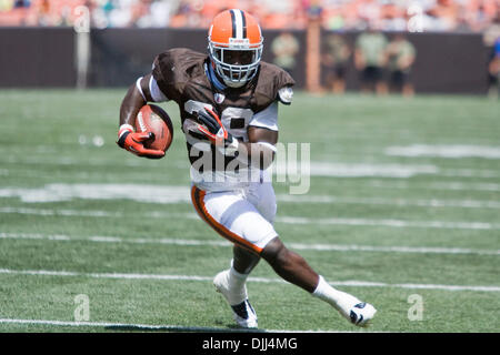 Agosto 07, 2010 - Cleveland, Ohio, Stati Uniti d'America - 07 August 2010: Cleveland Browns running back JAMES DAVIS (28) porta il calcio durante il Cleveland Browns bianco marrone gioco al Cleveland Browns Stadium in Cleveland Ohio. Credito: Frank Jansky / Southcreek globale di credito (Immagine: © Southcreek globale/ZUMApress.com) Foto Stock