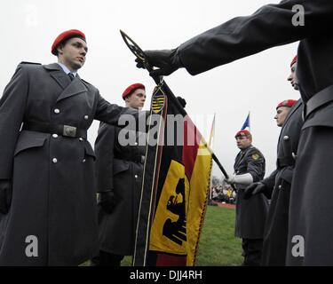 Bad Salzungen, Germania. 28 Nov, 2013. I soldati tedeschi dalla Panzerpionierbataillon 701 da Gera mettere le mani sulla bandiera tedesca durante il giuramento nella cerimonia di Werratal caserme in Bad Salzungen, Germania, 28 novembre 2013. Foto: Jens-ULRICH KOCH/dpa/Alamy Live News Foto Stock