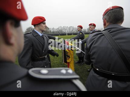 Bad Salzungen, Germania. 28 Nov, 2013. I soldati tedeschi dalla Panzerpionierbataillon 701 da Gera mettere le mani sulla bandiera tedesca durante il giuramento nella cerimonia di Werratal caserme in Bad Salzungen, Germania, 28 novembre 2013. Foto: Jens-ULRICH KOCH/dpa/Alamy Live News Foto Stock