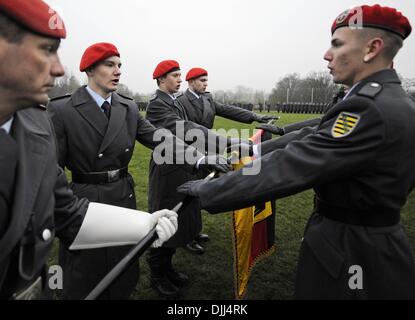 Bad Salzungen, Germania. 28 Nov, 2013. I soldati tedeschi dalla Panzerpionierbataillon 701 da Gera mettere le mani sulla bandiera tedesca durante il giuramento nella cerimonia di Werratal caserme in Bad Salzungen, Germania, 28 novembre 2013. Foto: Jens-ULRICH KOCH/dpa/Alamy Live News Foto Stock