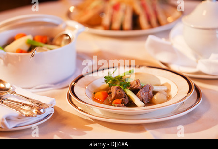 Un bel pasto preparato su una bellissima ambientazione. Foto Stock