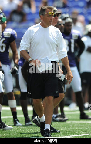 Agosto 07, 2010 - Baltimore, Maryland, Stati Uniti d'America - 07 agosto 2010: Baltimore Ravens quarterbacks Coach Jim Zorn durante corvi training camp a M&T Bank Stadium di Baltimora, MD...credito obbligatorio: Russell Tracy / Southcreek globale di credito (Immagine: Â© Southcreek globale/ZUMApress.com) Foto Stock