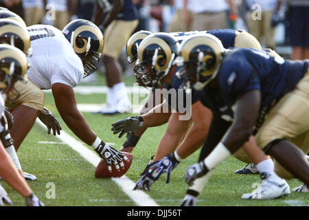 Agosto 07, 2010 - Saint Charles, Missouri, Stati Uniti d'America - 7 Agosto 2010: Saint Louis Rams linea di scrimmage durante un training camp aprire scrimmage tenuto a Lindenwood University di Saint Charles, Missouri. Credito: Scott Kane / Southcreek globale di credito (Immagine: © Southcreek globale/ZUMApress.com) Foto Stock