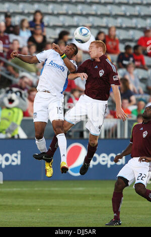 Agosto 07, 2010 - Commerce City, Colorado, Stati Uniti d'America - 7 Agosto 2010: Colorado Rapids centrocampista JEFF LARENTOWICZ (4) e terremoti in avanti RYAN JOHNSON (19) andare per una testata durante la prima metà a Dick sportivo del buon Park in Commerce City, Colorado. Al tempo di emisaturazione, Colorado era leader 1-0. Credito: Evan Meyer / Southcreek globale di credito (Immagine: © Southcree Foto Stock