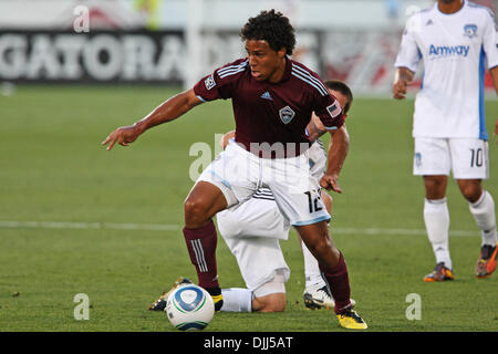 Agosto 07, 2010 - Commerce City, Colorado, Stati Uniti d'America - 7 Agosto 2010: Rapids avanti QUINCY AMARIKWA (12) prende la palla verso il basso il campo durante la prima metà del gioco a Dick sportivo del buon Park in Commerce City, Colorado. Al tempo di emisaturazione, Colorado era leader 1-0. Credito: Evan Meyer / Southcreek globale di credito (Immagine: © Southcreek globale/ZUMApress.com) Foto Stock