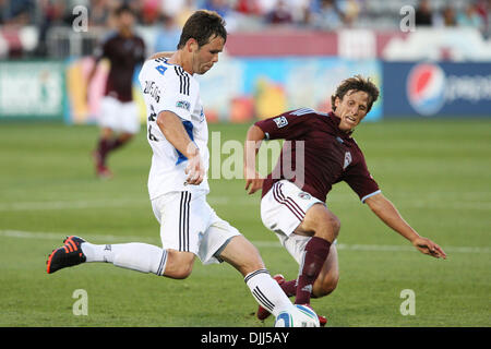 Agosto 07, 2010 - Commerce City, Colorado, Stati Uniti d'America - 7 Agosto 2010: Rapids centrocampista WELLS THOMPSON (15) scorrono affronta i terremoti defender BOBBY SLAPPOLATURA (2) a Dick sportivo del buon Park in Commerce City, Colorado. Al tempo di emisaturazione, the Rapids stavano conducendo 1-0. Credito: Evan Meyer / Southcreek globale di credito (Immagine: © Southcreek globale/ZUMApress.com) Foto Stock