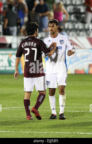 Agosto 07, 2010 - Commerce City, Colorado, Stati Uniti d'America - 7 Agosto 2010: Rapids defender KOSUKE KIMURA (27) e terremoti in avanti CHRIS WONDOLOWSKI (8) congratularmi con ogni altro dopo il gioco a Dick sportivo del buon Park in Commerce City, Colorado. Colorado ha vinto il gioco 1-0. Credito: Evan Meyer / Southcreek globale di credito (Immagine: © Southcreek globale/ZUMApress.co Foto Stock