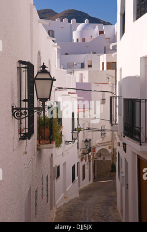 Strada di avvolgimento con il bianco lavato edifici a Mojacar, Spagna Foto Stock