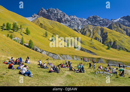 I turisti in appoggio nella valle di montagna Val Trupchun, Parco Nazionale Svizzero a Graubünden / Grisons nelle Alpi, Svizzera Foto Stock