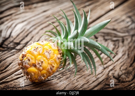 Ananas su una tavola di legno. Foto Stock