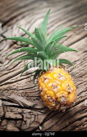 Ananas su una tavola di legno. Foto Stock