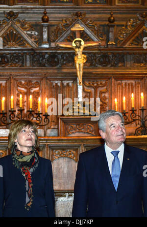 Muenster, Germania. 28 Nov, 2013. Il Presidente tedesco Joachim Gauck e la sua compagna Daniela Schadt guardare presso la Sala della pace di Westfalia al City Hall di Muenster, Germania, 28 novembre 2013. Foto: CAROLINE SEIDEL/dpa/Alamy Live News Foto Stock