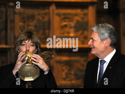 Muenster, Germania. 28 Nov, 2013. Il Presidente tedesco Joachim Gauck orologi il suo partner Daniela Schadt bere da una gallina presso la Sala della pace di Westfalia al City Hall di Muenster, Germania, 28 novembre 2013. Foto: CAROLINE SEIDEL/dpa/Alamy Live News Foto Stock