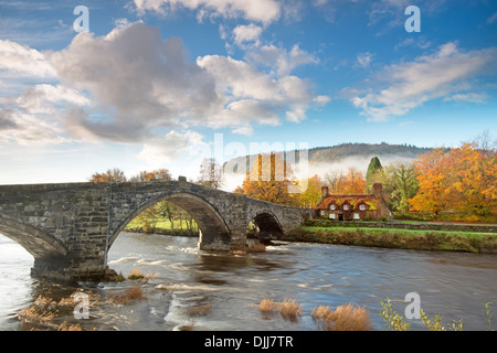 Pont Fawr (Inigo Jones) ponte sopra il fiume Conwy in Llanrwst con Tu Hwnt i'r Bont (al di là del ponte) sala da tè. Regno Unito. Foto Stock