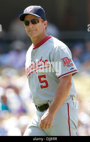 8 agosto 2010: Washington cittadini Manager, JIM RIGGLEMAN (#5) cammina indietro in panchina dopo aver tirato la sua brocca di partenza JASON MARCHESE(#21) Nella quinta inning. .Dei Dodgers battere i cittadini 8-3. (Credito Immagine: © Tony Leon/Southcreek globale/ZUMApress.com) Foto Stock