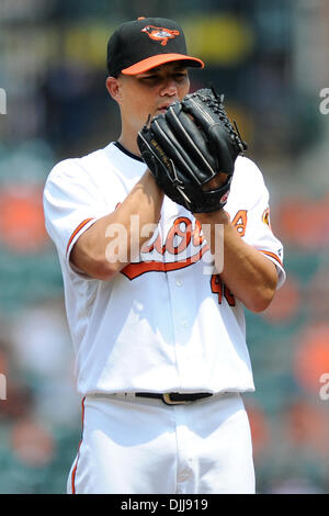 Agosto 08, 2010 - Baltimore, Maryland, Stati Uniti d'America - Agosto 08, 2010: Baltimore Orioles a partire lanciatore Jeremy Guthrie (46) attende il segno durante il quarto inning di Domenica notte di gioco .contro il Chicago White Sox a Camden Yards a Baltimora, MD. Gli Orioles sconfitto il White Sox 4-3..Mandatory Credit: Russell Tracy / Southcreek globale di credito (Immagine: Â© Southc Foto Stock