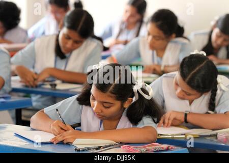 Dacca 20 novembre 2013. Gli studenti del Bangladesh per sedersi per terminale primaria esami a Dhaka. Foto Stock