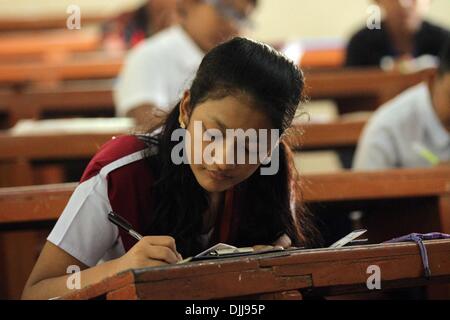 Dacca 20 novembre 2013. Gli studenti del Bangladesh per sedersi per terminale primaria esami a Dhaka. Foto Stock