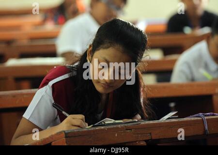 Dacca 20 novembre 2013. Gli studenti del Bangladesh per sedersi per terminale primaria esami a Dhaka. Foto Stock