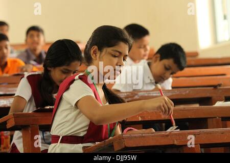 Dacca 20 novembre 2013. Gli studenti del Bangladesh per sedersi per terminale primaria esami a Dhaka. Foto Stock