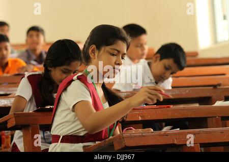 Dacca 20 novembre 2013. Gli studenti del Bangladesh per sedersi per terminale primaria esami a Dhaka. Foto Stock