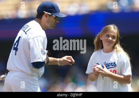 Agosto 08, 2010 - Los Angeles, California, Stati Uniti d'America - 8 Agosto 2010: Los Angeles Dodger shorstop JAMEY CARROLL (#14) fa un giovane fan giorno dopo autographing un baseball prima di iniziare il gioco tra i Los Angeles Dodgers e i cittadini di Washington. Il Dodgers battere i cittadini 8-3.Mandatory Credit: Tony Leon / Southcreek globale di credito (Immagine: © Sout Foto Stock