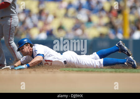 Agosto 08, 2010 - Los Angeles, California, Stati Uniti d'America - 8 Agosto 2010: Los Angeles Dodger sinistra fielder SCOTT PODSEDNIK (#21) immerge verso la seconda base durante un tentativo di rubare nel fondo del primo inning, PODSEDNIK era sicura al secondo. .Dei Dodgers battere i cittadini 8-3.Mandatory Credit: Tony Leon / Southcreek globale di credito (Immagine: © Southcreek globale/ZUMApress.co Foto Stock