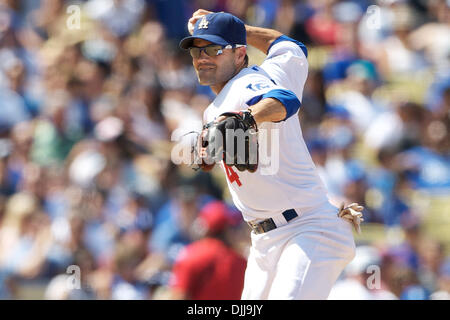 Agosto 08, 2010 - Los Angeles, California, Stati Uniti d'America - 8 Agosto 2010: Los Angeles Dodger breve sosta JAMEY CARROLL (#14) si prepara a buttare fuori un runner di base nella quinta inning. .Dei Dodgers battere i cittadini 8-3.Mandatory Credit: Tony Leon / Southcreek globale di credito (Immagine: © Southcreek globale/ZUMApress.com) Foto Stock